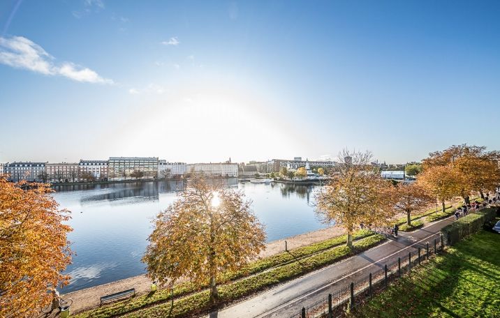 485 m² flerbrugerhus med udsigt til Søerne