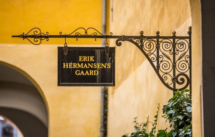 gammelt skilt med teksten erik hermansens gaard