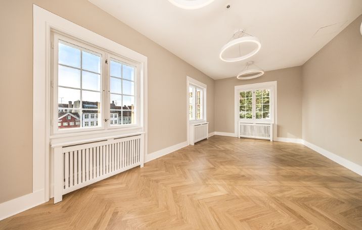 Istandsat lejemål. Sildebensparketgulve. Radiatorskjulere. 