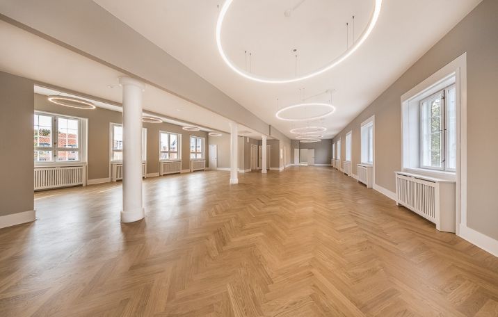 Istandsat lejemål. Sildebensparketgulve. Radiatorskjulere. 