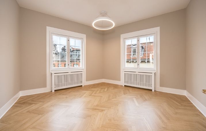 Istandsat lejemål. Sildebensparketgulve. Radiatorskjulere. 