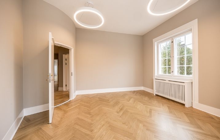 Istandsat lejemål. Sildebensparketgulve. Radiatorskjulere. 