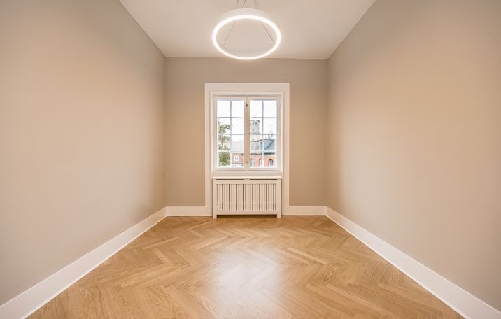 Istandsat lejemål. Sildebensparketgulve. Radiatorskjulere. 