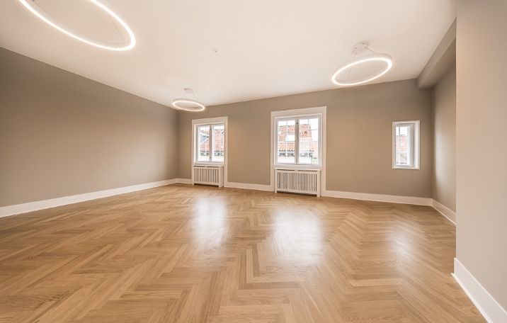 Istandsat lejemål. Sildebensparketgulve. Radiatorskjulere. 