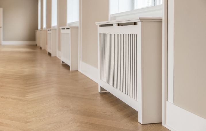 Istandsat lejemål. Sildebensparketgulve. Radiatorskjulere. 