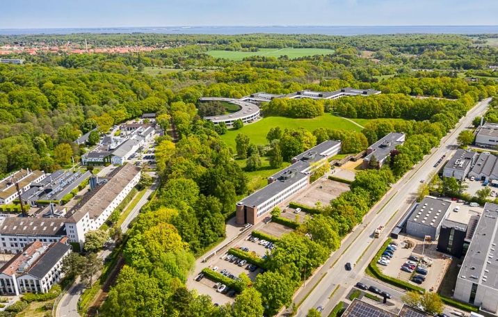 Unik arkitektur placeret i skøn natur