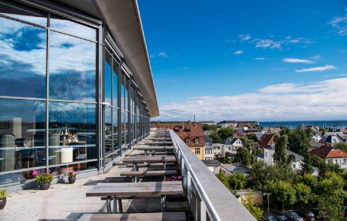 Tagterrasse med udsigt over Øresund.