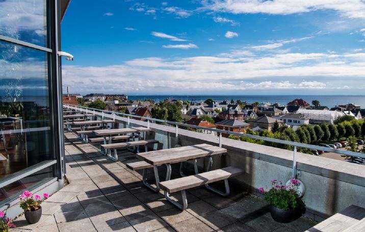 Tagterrasse med udsigt over Øresund.