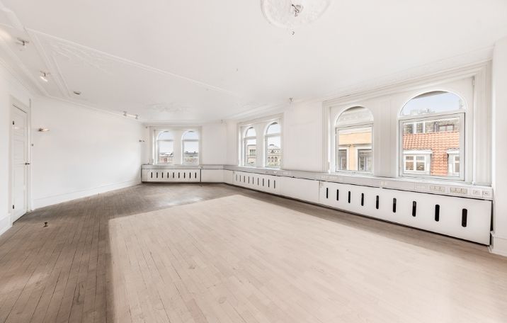Kontorlejemål istandsættes i lækker stil. Køl og ventilation. Fælles mødelokaler og fælles kantine. 