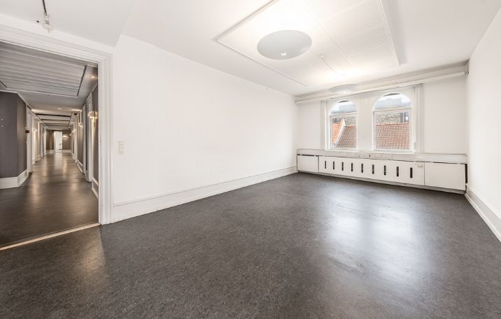 Kontorlejemål istandsættes i lækker stil. Køl og ventilation. Fælles mødelokaler og fælles kantine. 