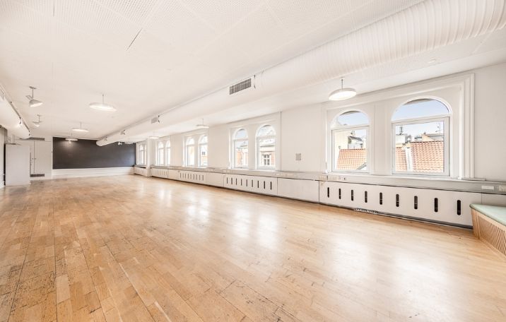 Kontorlejemål istandsættes i lækker stil. Køl og ventilation. Fælles mødelokaler og fælles kantine. 