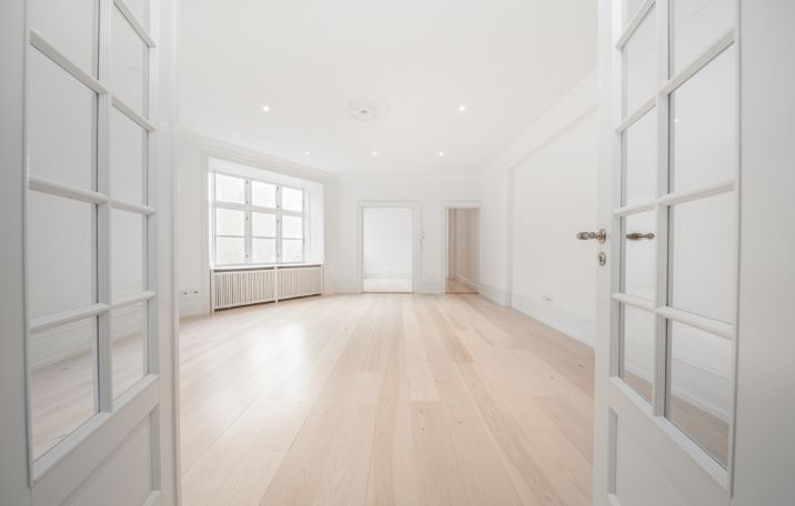 Vesterbrogade 41B, investeringsejendom, store lyse rum med godt lysindfald, total nyrenoveret, sprossede dobbeltdøre, brede plankegulve