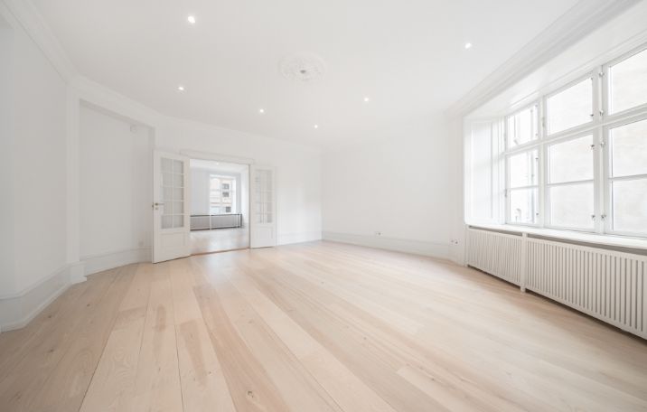 Vesterbrogade 41B, investeringsejendom, store lyse rum med godt lysindfald, total nyrenoveret, sprossede dobbeltdøre, brede plankegulve