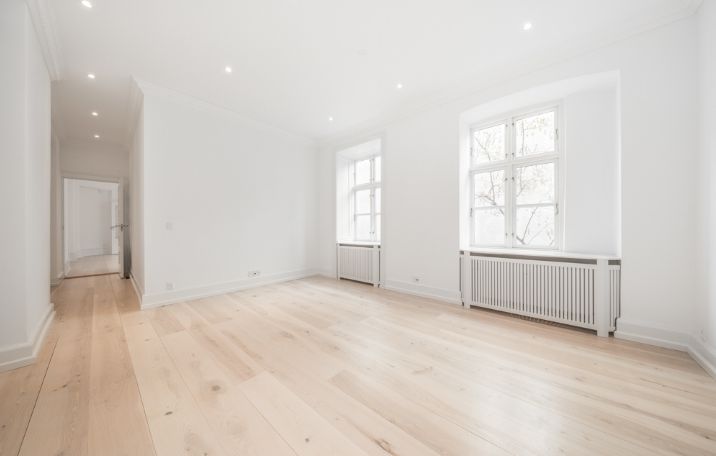 Vesterbrogade 41B, investeringsejendom, store lyse rum med godt lysindfald, total nyrenoveret, sprossede dobbeltdøre, brede plankegulve