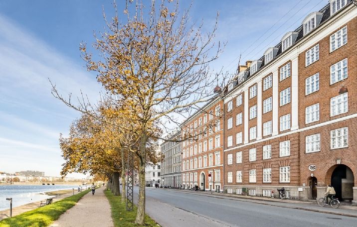 Kontorlejemål med masser af lys og udsigt til Peblinge Sø